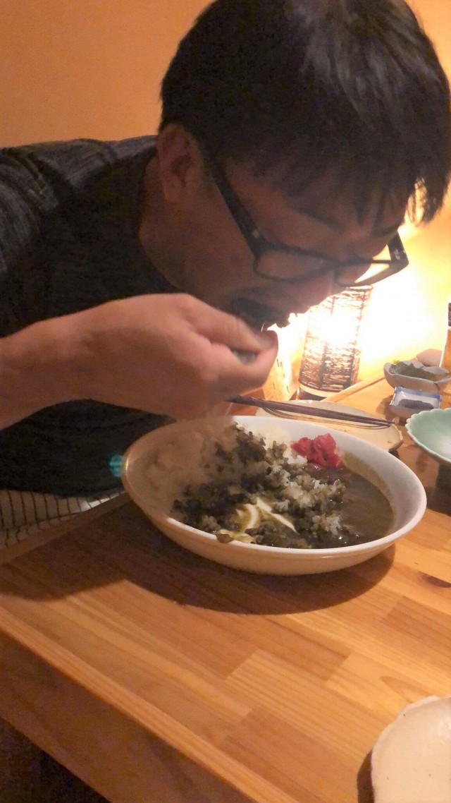 松いちの料理を食べている男性の画像