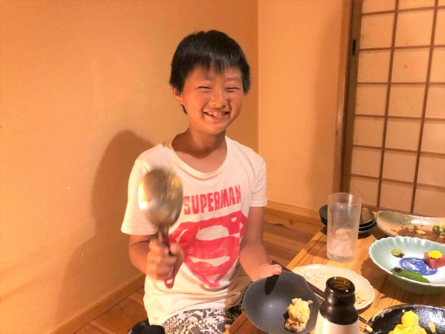 松いちの料理を食べている男の子の画像